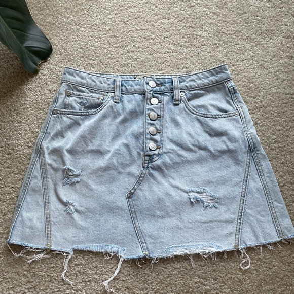 We The Free People mini distressed denim skirt raw hem size 27 light wash - Picture 12 of 13
